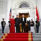El presidente Donald Trump y la primera dama saludan al presidente Xi Jinping, y a la señora Peng Liyuan en el pórtico norte de la Casa Blanca en Washington, el 24 de septiembre de 2026.