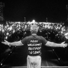 El cantante se reunió con sus seguidores tras la cancelación del espectáculo.