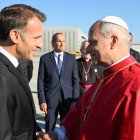 El papa León XIV (d) es recibido por el presidente francés, Emmanuel Macron (i) a su llegada al aeropuerto de París-Orly, Francia.