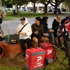 Repartidores cenan en una jornada de asistencia a personas vulnerables en Buenos Aires (Argentina).