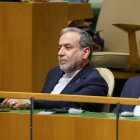 El ministro de Asuntos Exteriores de Irán, Abás Araqchí (c), este miércoles 23 de septiembre durante el discurso del presidente de Irán, Masud Pezeshkian, en la ONU en Nueva York.