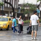 Peatones fueron sorprendidos por la lluvia en el centro de Guayaquil.