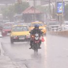 Lluvia en el norte de Guayaquil. Motociclistas usan vestimenta para protegerse.