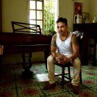 El artista creció en Medellín y, antes de dedicarse a la salsa, trabajó como presentador y actor de televisión.