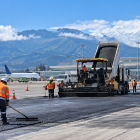 Referencia. El mantenimiento preventivo de la pista del aeropuerto de Quito busca garantizar la seguridad y eficiencia de las operaciones aéreas.