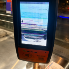 DAÑO. La pantalla del dispositivo presenta múltiples grietas y fallas visibles, afectando su funcionamiento y la experiencia de los usuarios del sistema actual.
