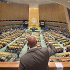 Un hombre expresando su apoyo con el puño durante una intervención en la 81ª Asamblea General de Naciones Unidas este jueves en Nueva York (EE.UU.).