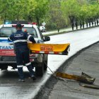 Agentes de tránsito retiran parte del expreso que se estrelló.