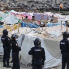 -FOTODELDÍA-CEUTA, 27/09/2026.- La Policía Nacional está desarrollando desde primeras horas de esta mañana una operación especial para desalojar a los migrantes que están asentados en los alrededores de la planta desaladora de la ciudad, en la playa Benítez, por el riesgo que supone para esta instalación. EFE/Reduan