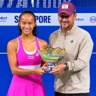 Leylah Fernández junto a su padre y entrenador recogió el trofeo de campeona de Singapur.