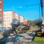 Un vehículo quedó volcado tras un choque registrado en la avenida Quitumbe Ñan y Amaru Ñan, al sur de Quito.
