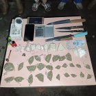 Las evidencias decomisadas incluyen sustancias presuntamente sujetas a fiscalización, armas blancas, pipas artesanales, una balanza, celulares y una cámara de videovigilancia.