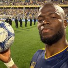 Enner Valencia se llevó el balón del partido, tras anotar 3 goles con Boca ante Racing.