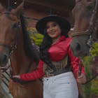Uno de los videos publicados por Michelle Macías, la muestra junto a caballos en una producción musical.