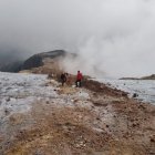 Un equipo de aproximadamente 10 rescatistas llegó al volcán Cayambe para atender una emergencia y confirmó el fallecimiento de una mujer.