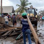 Un miembro de la Marina de México transporta una viga de madera durante la emergencia causada por el huracán Polo en Playa Azul, México, el 24 de septiembre de 2026.