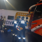 Personal de emergencia y rescate atendió a los pasajeros afectados tras la colisión de dos buses en la vía Ventanas-Quevedo.