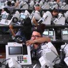 Trabajadores de la Justicia Electoral y del Tribunal Electoral Regional de Brasilia alistan las urnas electrónicas para las elecciones presidenciales de octubre, en (Brasil).