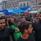 Vista del ambiente este lunes en la acampada en la madrileña Puerta del Sol en protesta por la situación de la vivienda, tras pasar un noche sin incidentes y sin la anunciada lluvia.