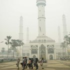 Incendios forestales y terrestres en el patio de la Gran Mezquita Muyahidin en Pontianak, Kalimantan Occidental, el 23 de septiembre de 2026.