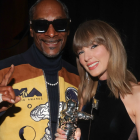 El rapero Snoop Dogg y Taylor Swift durante los MTV AMA's.