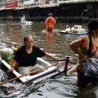 Un hombre tailandés se sienta en una balsa casera entre las aguas de una inundación después de comprar alimentos en Bangkok, Tailandia, el 28 de septiembre de 2026.