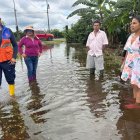 La inundación cubrió de agua un tramo vial de La Unión, donde, autoridades, moradores y personal de gestión de riesgos inspeccionaron la zona afectada.