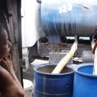 Habitantes de varios sectores en Durán se abastecen de agua a través de tanqueros.