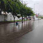 Tramos viales en La Puntilla registraron acumulación de agua el domingo 27 de septiembre.