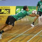 Loco Mario (Mario Muñoz) jugó el partido hasta el final, a pesar de un hematoma en el codo, producto de dos caídas durante el partido-
