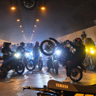 Motociclistas fueron captados realizando maniobras peligrosas dentro del túnel de San Juan, una acción que interrumpió momentáneamente la circulación vehicular en Quito.