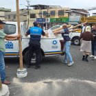 Espacio público en Guayaquil: Municipio retira obstáculos de una vía.