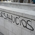 Vista de una pintada en las inmediaciones de la parada de metro de Banco de España junto a la acampada de la Plaza de Sol en protesta por la situación de la vivienda.