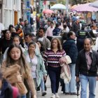 Personas caminan frente a ventas informales este 28 de septiembre de 2026, en Bogotá (Colombia).