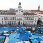 Vista de la Puerta del Sol donde unas mil personas llevan acampadas ya tres noches en protesta por la situación de la vivienda.