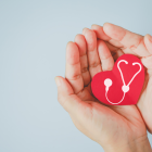 Entrenar fuerza de forma constante ayuda a regular la presión arterial y fortalece el corazón.