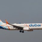 Un avión de la aerolínea emiratí Flydubai durante su aterrizaje en el Aeropuerto Ben Gurion cerca de Tel Aviv, en Israel, el 1 de diciembre de 2020.