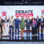 Fotografía de los candidatos por la alcaldía de Lima en los debates electorales previos a las elecciones municipales en Lima (Perú)
