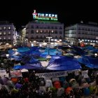 Varios miles de personas se disponen a pasar su cuarta noche acampadas en la céntrica Puerta del Sol de Madrid para reivindicar soluciones a la crisis de la vivienda.