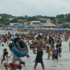 Cientos de personas disfrutan de la playa en el feriado.