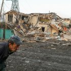 Un residente local pasa caminando junto al lugar donde un ataque ruso impactó contra un edificio en Vyshhorod, en la región de Kiev (Ucrania), el 30 de septiembre de 2026.