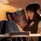 'Verity: La sombra de un engaño' es protagonizada por Anne Hathaway como Verity, Dakota Johnson como Lowen y Josh Hartnett como Jeremy.