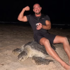 Oleynik montado encima de una tortuga.