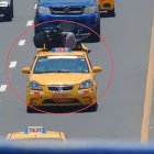 ATM multa a taxi en Guayaquil por transportar sillas de forma irregular