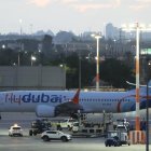 Un avión de Flydubai que transporta pasajeros desde Tabuk, Arabia Saudita, se encuentra en la pista en Tel Aviv, Israel, el 30 de septiembre de 2026.