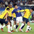 Kaina Tanimura (C) de Japón enfrentando a Ecuador en la Copa Kirin.