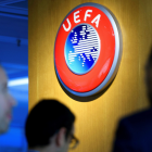 Imagen en la que puede verse el logo de la UEFAen la sede del organismo en Suiza.