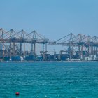 Barcos atracados en el Puerto de Khor Fakkan, en Emiratos Árabes Unidos, para evitar pasar por el Estrecho de Ormuz por la guerra en Irán.