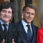 El presidente francés Emmanuel Macron (centro) recibe al presidente argentino Javier Milei (izquierda) y a Karina Milei (derecha), en el Palacio del Elíseo en París, Francia, el 1 de octubre de 2026.