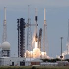 La nave espacial Crew Dragon de SpaceX despega del Complejo de Lanzamiento Espacial 40.